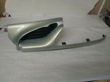 morceau de calandre av gauche de Megane 1 ou scenic 1 , 7700834200 (réf 7518 )