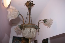 ancien lustre métal laiton et perles de verre à 3 tulipes