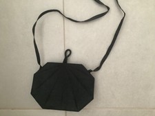 Petit sac noir en soie avec bandoulière parfait etat 