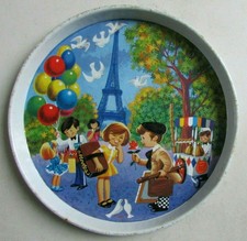 Plateau d'occasion rond en métal couleur Scène Paris Tour Eiffel, pigeons, glace