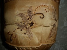 Lot de 3 coussins satin plissé, broderie,perles,parsementerie /doré /état neuf