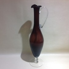 Très joli vase soliflore/cruche en verre coloré,pied et anse torsadé transparent