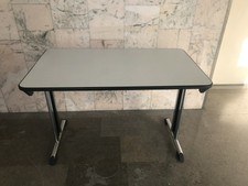 Table pliante piétement metallique et plateau bois plastifié