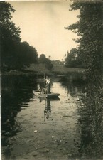 Carte PHoto à identifier Promenade sur une barge Derrière l'édifice religieux
