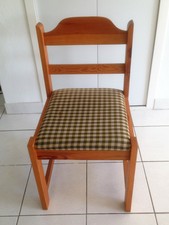 Ensemble de 4 chaises en bois massif. Tissu écossais