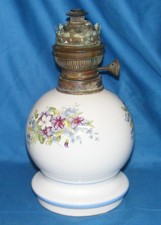 PIED DE LAMPE A PÉTROLE PORCELAINE BOULE DÉCOR FLEURS BRÛLEUR CUIVRE ANCIENNE