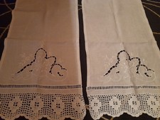 PAIRE JOLIS PETITS RIDEAUX  BRISE BISE  BRODES 