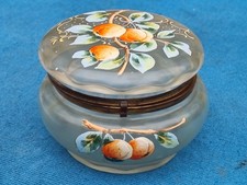 Belle bonbonnière ancienne émaillée / Décor aux fruits / Cerclage en laiton