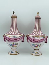 PAIRE VASES COUVERTS ARGENT SCEAUX FLEURETTES DRAPERIES FLORAL PIED DOUCHE M402