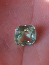 Saphir vert 2,70ct du Sri-Lanka. chauffé uniquement .coussin lustre excellent. 