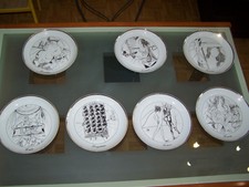 serie de 7 assiettes de salvador dali les 7 arts en porcelaine blanche