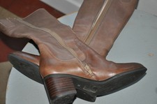 BOTTES TOUT CUIR POINTURE 35 MARQUE FUGITIVE PAR FRANCESCO ROSSI correspond à 36