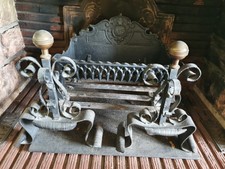 Ensemble Plaque de cheminée avec grille porte-bûches - chenêts et pare-feu -