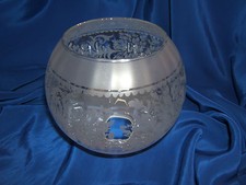 GLOBE DE LAMPE A PETROLE, HUILE, LUSTRE EN VERRE COTELE DECOR FLORAL. REF 4435