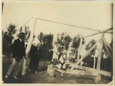 PHOTO ANCIENNE - VINTAGE SNAPSHOT -ENFANT MANÈGE JEU CHEVAL DE BOIS FÊTE FORAINE