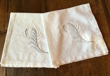 2 mouchoirs anciens en coton fin, applications motif plume, broderie fait main