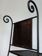 Chaise haute de bar en fer forgé et cuir. Très bon état vintage