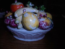 Corbeille Ovale en céramique blanche portant des fruits de toutes les couleurs