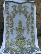 Ancien rideau ou panneau en filet rebordé en fil de lin couleur jaune et noir