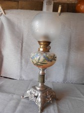 LAMPE A PETROLE ANCIENNE TOUPIE DECOREE DE FLEURS PIED EN REGUL BIEN SCULPTE