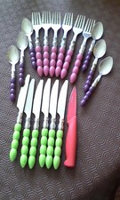 couteaux Laguiole + une ménagère + divers ustensiles de cuisine