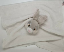 36 - DOUDOU PLAT PLAID COUVERTURE LAPIN PANPAN  DISNEY PRIMARK BLANC GRIS 