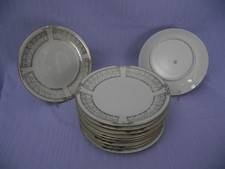 ensemble de 11 assiettes à dessert en porcelaine de limoges, beige à dessin doré