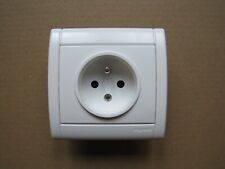 Legrand 84202 - prise avec terre Sagane Opalis blanc