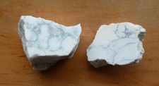 HOWLITE pierres brutes naturelles du Tibet; lot de 2 = 53 g.