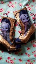 Comme neuf Irregular Choice Blythe Chikuku Gold compensées sabots Bottes 6 39 kawaii