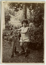 PHOTO ANCIENNE - ENFANT JOUET VÉLO TROTTINETTE - CHILD BIKE - Vintage Snapshot