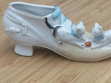 Chaussure en porcelaine, décor chatons et souris.