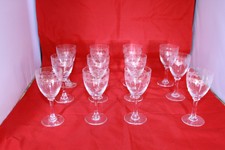 12 verres a vin anciens en cristal gravés