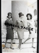 PHOTO MODE 1960 ROSIER à VENISE ITALIE 3 mannequins en tailleur et chapeau R833