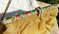 ANCIEN SAC DE SOIRÉE BRODÉ DE PERLES DE VERRE ET FERMOIR ÉMAILLÉ vers 1950