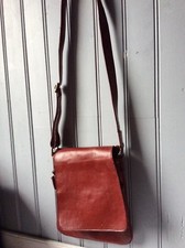 joli sac pochette bandouliere cuir rouge.TBE. (N/Y)*