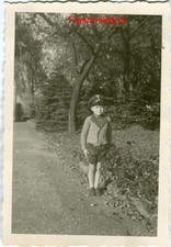 Photo allemande guerre WW2 -- Jeune enfant allemand Schirmmütze au garde-à-vous