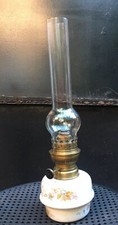 Belle et ancienne lampe à pétrole en porcelaine décorée de fleurs bec Hugo 45