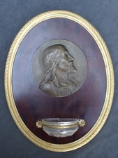 Ancien bénitier ovale avec christ en bronze de Ruffony
