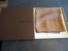  CARRE LOUIS VUITTON A DECOR MONOGRAM SUR FOND BRUN NOISETTE AVEC BOITE