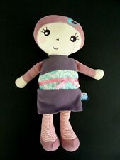 O1. DOUDOU PELUCHE SUCRE D'ORGE POUPEE  FILLE ROBE VIOLET ROSE BLEU 27cm - TTBE