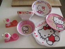 LOT DE 7 ACCESSOIRES POUR REPAS ENFANT ASSIETTES, BOL, COQUETTIER HELLO KITTY SA