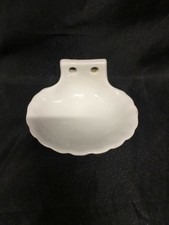 PORTE SAVON EN CERAMIQUE BLANCHE FIGURANT UN BENITIER