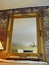 Beau miroir 125X95CM style baroque blanc et doré d'un château à Bordeaux