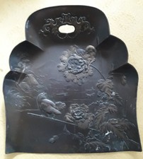 PELLE DE TABLE EN METAL  A DECOR JAPONISANT 