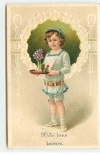 Carte Gaufrée - Milles bons baisers - Fillette portant un plateau avec u - 6172