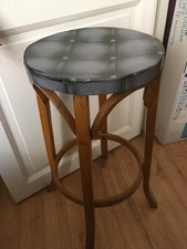 TABOURET HAUT, PIEDS CHÊNE CLAIR, ASSISE FAÇON MATELASSÉ GRIS, STYLE INDUSTRIEL,