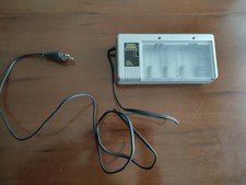 CLARTECH Chargeur de piles rechargeables NI-MH  et  Ni-Cd pour 2 ou 4 piles