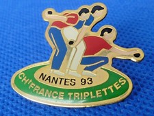 PIN'S  PIN BADGE  BOULES PETANQUE. CHAMPIONNAT DE FRANCE TRIPLETTES NANTES 