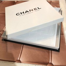GRANDE BOITE CHANEL, COFFRET, EN CARTON RIGIDE BLANC ET NOIR POUR FOULARD, CHALE